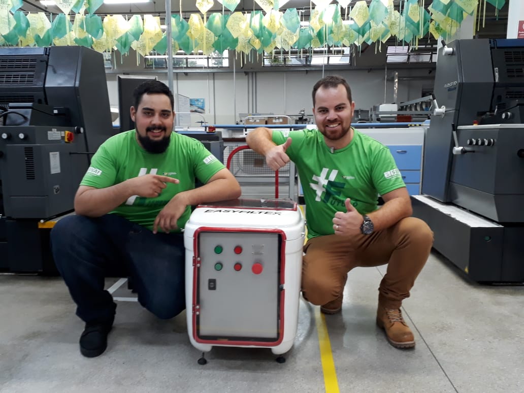 Foto: arquivo pessoal Guilherme e o professor João com o EasyFilter no setor gráfico do SENAI Bauru